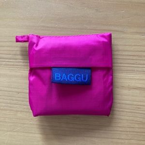 BNWOT Mini hot pink Baggu